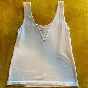[BKE] White v-neck tank top